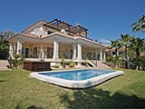Eksklusivt feriehus til 10 personer med skøn pool og jacuzzi beliggende i et af de mest eftertragtede områder El Rosario på Costa del Sol.
