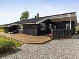 Flot og moderne sommerhus til 6 personer på en fin havegrund uden for feriebyen Øster Hurup, som byder på både spa og sauna.