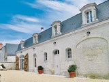 Dette imponerende feriehus til 8 personer er placeret på grunden af ejerens smukke slot fra det 19. århundrede med udendørs fælles pool i nærheden af Chinon.