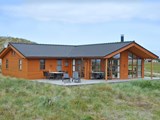 Utroligt dejligt og smagfuldt indrettet sommerhus til 6 personer, med skøn beliggenhed på en kuperet naturgrund i Haurvig.