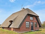 Rustikt sommerhus til 6 personer med stråtag beliggende i Nr. Lyngvig direkte til fredet naturområde med udsigt over heden og klitterne.