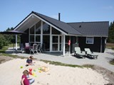 Lækkert sommerhus til 8 personer beliggende på en dejligt naturgrund i Blåvandshuk. Et attraktivt og børnevenligt sommerhus på alle årstider.