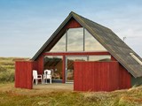 Velholdt sommerhus til 4 personer beliggende på en natur/klitgrund i Langerhuse ca. 100 meter fra Vesterhavet. Gode rammer for en familieferie i rolig natur.