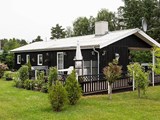 Dejligt sommerhus til 8 personer beliggende på en stor naturgrund i Hou ved Limfjorden.