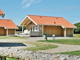 Sommerhuset til 6 personer er en del af Skærbæk Ferieby beliggende 30 m fra det familievenlige Skærbæk Fericenter med mange faciliteter.