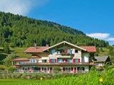 Hyggelig 3-værelses lejlighed til 4 personer beliggende i det romantiske landhus i Balderschwang i Allgäu.