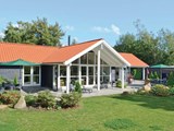 Dejligt sommerhus til 8 personer med spabad og gode terrassearealer - åben såvel som overdækkede. Huset er beliggende i Begtrup Vig, Knebel.