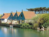 3-værelses bungalow til 4 personer på 51 m² beliggende i det store og børnevenlige feriecenter "Center Parcs Park Zandvoort" kun 500 m fra havet.
