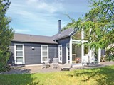 Sommerhus til 6 personer beliggende i 1. række til Elsegårde Strand på en tæt beplantet naturgrund med buske og træer.