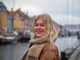 Teenager i Nyhavn foran de farvede huse