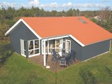 Dejlig feriehus i træ til 8 personer er beliggende i Helligsø meget tæt på Limfjorden i Thy.