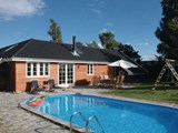 Højtbeliggende sommerhus til 8 personer i Bønsvig med egen udendørs swimmingpool.