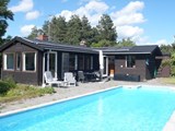 Ældre og charmerende feriehus til 6 personer beliggende i Næs på en 1722 m² naturgrund med terrasse med adgang til en ca. 40 m² stor swimmingpool.