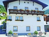 Lige midt i den lille bjerglandsby Fendels i Tyrol ligger Haus Almrausch. Her finder I denne hyggelige lejlighed til 6 personer på 1. sal med balkon.