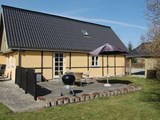 Dette hyggelige sommerhus til 4 personer ligger lige midt på Stevns, som er et godt udgangspunkt til egnens mange attraktioner.
