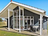 Sommerhus til 8 personer med spabad beliggende i Fjand tæt på både det brusende Vesterhav og Nissum Fjord.