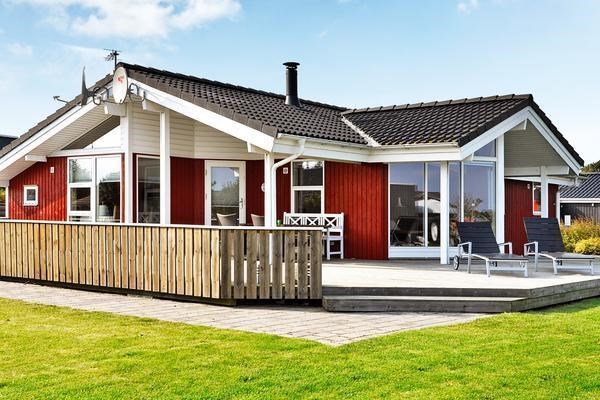 I første række ved Pøt Strand, Juelsminde ligger dette dejlige feriehus til 8 personer med et stort panoramaparti mod havet i både poolrum og stue.