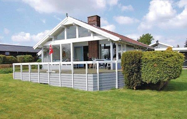 Hyggeligt feriehus til 6 personer med skøn stor overdækket terrasse beliggende i Sønderby. Her er båed legehus, sandkasse og gynge til børnene.