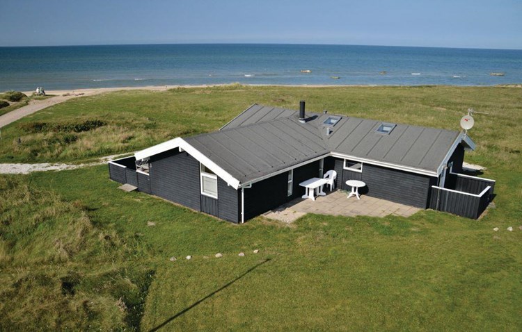 Dette veludstyrede feriehus til 8 personer er beliggende i Nørlev kun 50 m fra stranden og med en fantastisk panoramaudsigt over Vesterhavet.