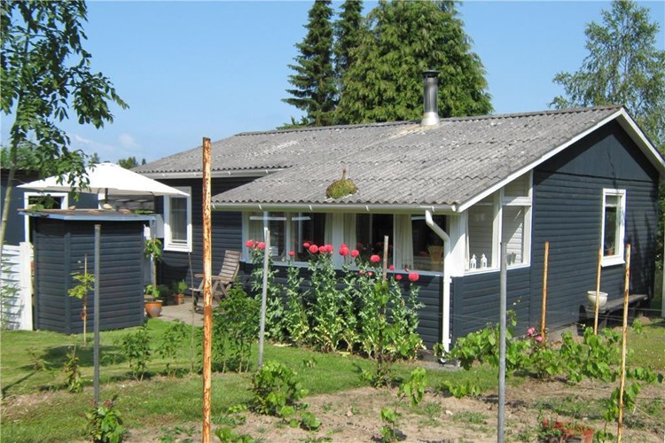 Totalrenoveret sommerhus til 4 personer beliggende i det lille feriehusområde Borgnæs 3 km nord for Ærøskøbing.