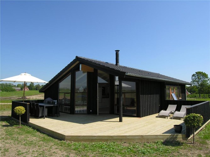 Nybygget feriehus til 8 personer med spabad i det attraktive Saxild Strandpark ved Saksild Strand.