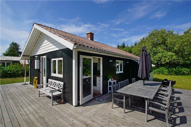 Flot sommerhus til 5 personer beliggende i Hemmet Strand, lige ud til Ringkjøbing Fjord - vandet kan anes fra træterrasen og endda fra det ene soveværelse.