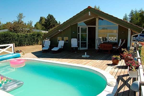 Dejligt sommerhus til 4 personer i Kulhuse med egen solopvarmet udendørs swimmingpool.