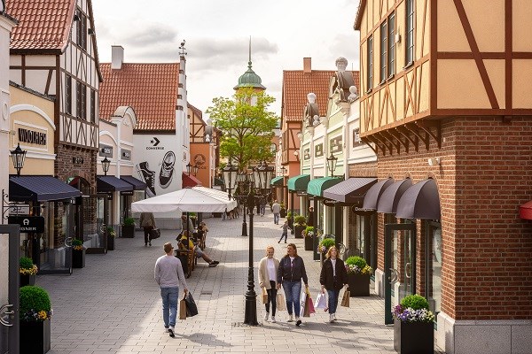 En gade med butikker i Designer Outlet Neumünster