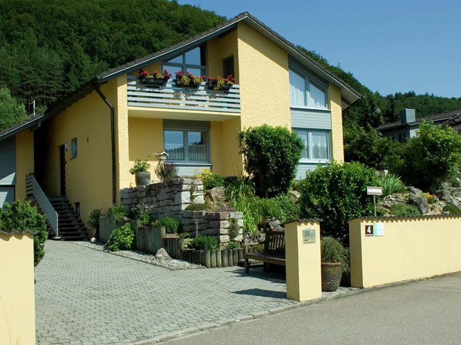 Hyggelig ferielejlighed til 4 personer beliggende i Dollnstein-Breitenfur i et af de smukkeste dele af  narturparken Altmühltal. 