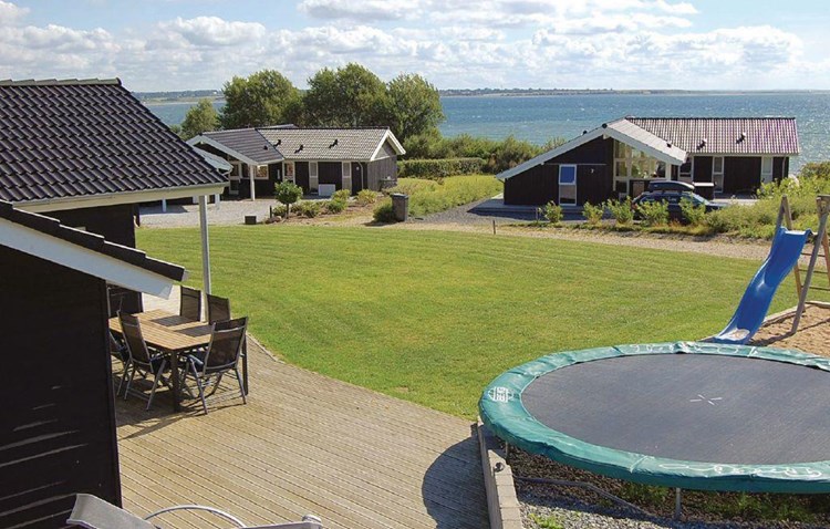 Dejligt swimmingpoolhus til 10 personer beliggende i et hyggeligt feriehusområde i Kelstrup med en skøn udsigt over Lillebælt.