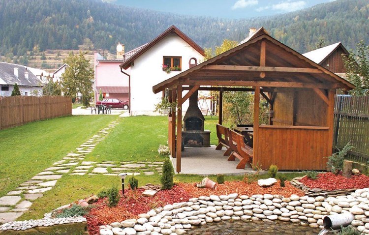 Komfortabelt feriehus til 10 personer beliggende i landsbyen Oravsky Biely Potok, porten til Rohace Mountains.