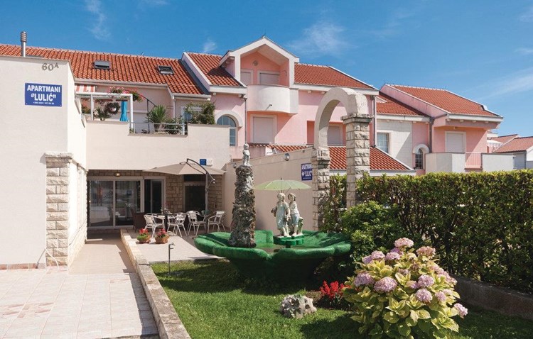 Smukt og praktisk indrettet lejlighed til 2 personer beliggende i stueetagen i byen Zadar.