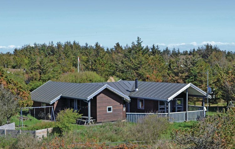I det naturskønne Grærup med klitområde, fiskesø og strand, ligger dette feriehus til 8 personer.