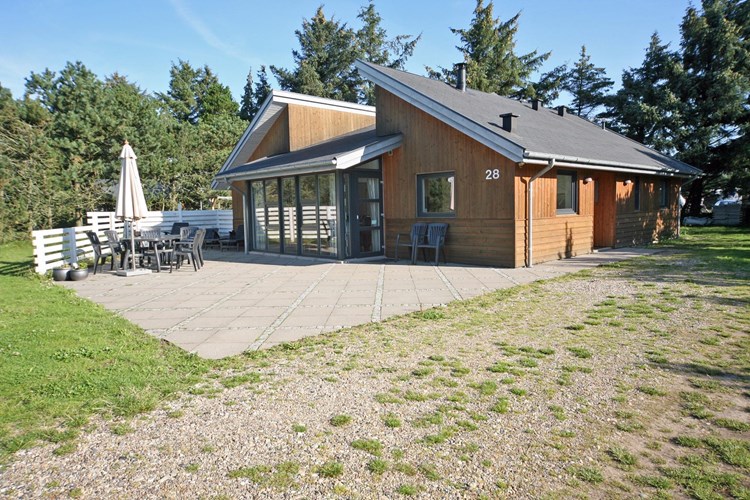 Meget flot sommerhus med spa og sauna til 8 personer, beliggende i Vejers Strand på en rolig naturgrund, ca. 1500 m fra stranden.