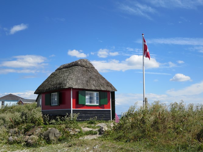 Rødt strandhus ved Eriks Hale nær Marstal på Ærø