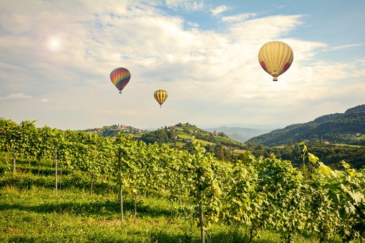 Luftballoner over bjergene i Burgenland, Østrig