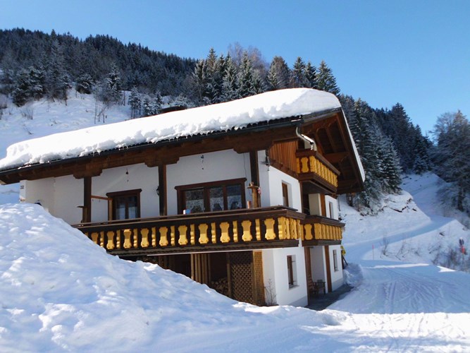 Hyggelig lejlighed i stueetagen til 4 personer beliggende i Huset Jacquelin direkte på skibakken i Silbertal kun 300 m fra skiliften.