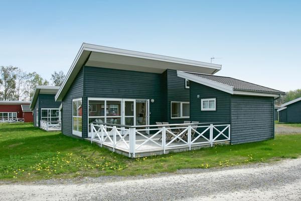Moderne og velindrettet sommerhus til 6 personer ved Rø Golfbaner i Gudhjem.