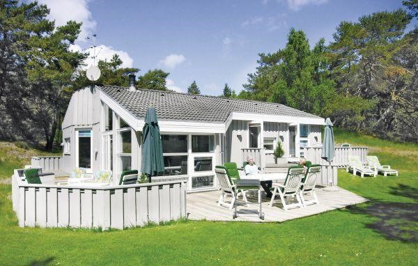Flot feriehus til 8 personer beliggende midt i den fredfyldte og dejlige natur i Sommerodde.