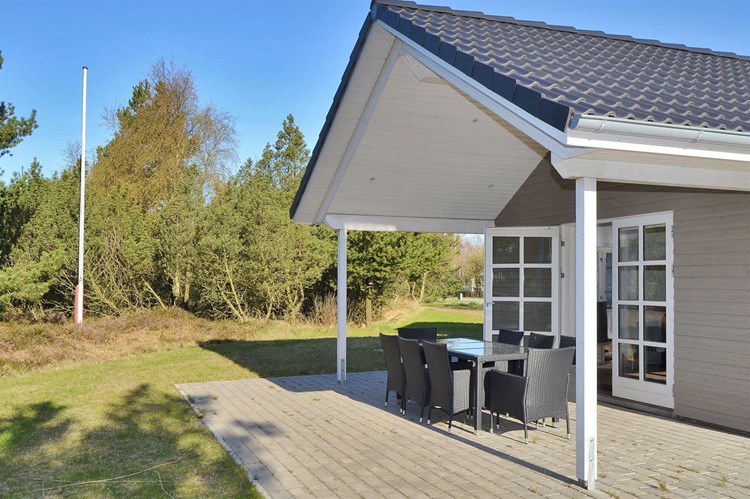 Lækket, nyt sommerhus i træ til 8 personer, bygget i 2013, beliggende på en naturgrund i Kongsmark. Til huset hører en stor, delvist overdækket terrassemed havemøbler og grill.