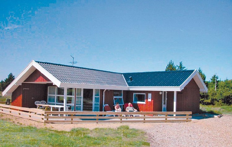 Flot og stilfuldt feriehus til 6 personer beliggende i Sønderstrand danner rammen om den idelle ferie på alle årstider.