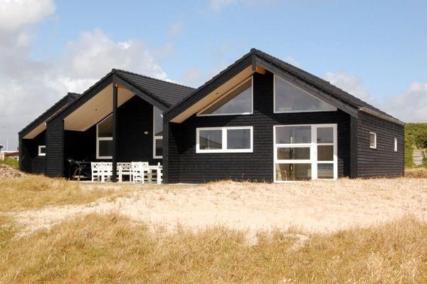 Helt nyt spændende arkitekttegnet feriehus til 6 personer beliggende i Rindby tæt på stranden med flere terrasser, både overdækkede og åbne.