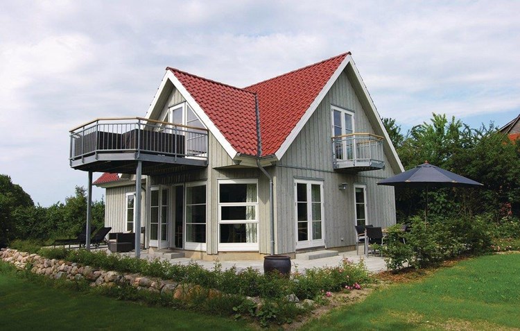 Skønt og særdeles smagfuldt indrettet feriehus til 5 personer beliggende på Thurø med udsigt over mark og vand.