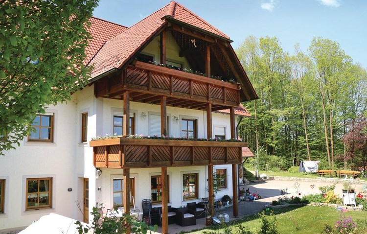Skøn ferielejlighed i tagetagen til 4 personer beliggende i et feriehus med fem boliger i rolige og idylliske omgivelser med udsigt over Fichtelgebirge i Altenkundstadt.