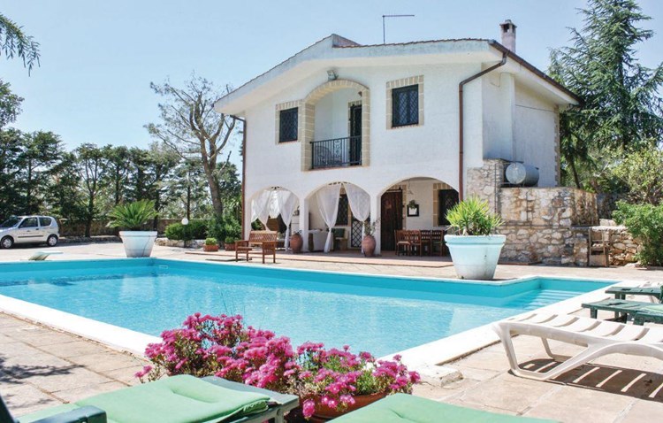 Nyd jeres drømmeferie i dette charmerende feriehus til 8 personer med dejlig pool beliggende i den skønne region Apulien blot 6 km fra Grottaglie.