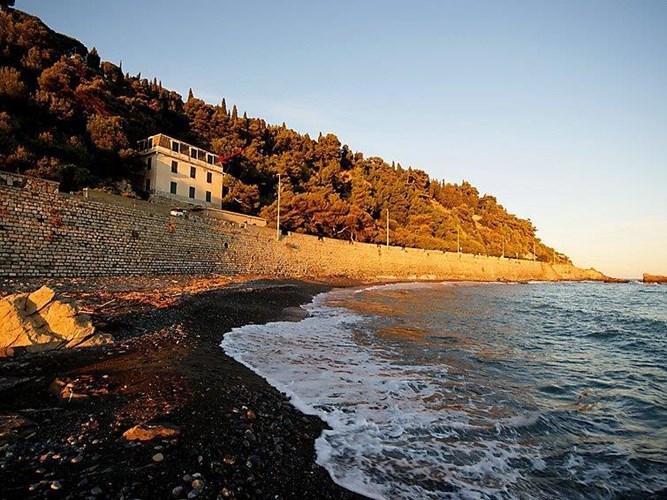Hyggelig 4-værelses lejlighed til 6 personer beliggende lige uden for byen Imperia med en dejlig udsigt over havet.