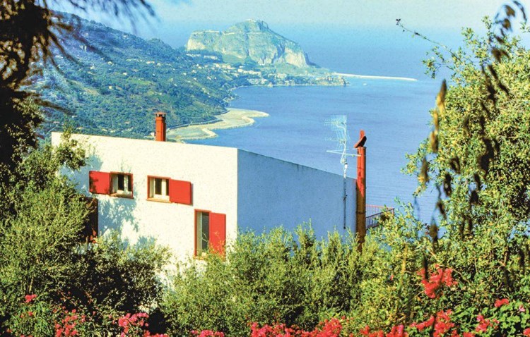 Dejlig lejlighed til 4 personer i et moderne tre-familiers hus beliggende på en bakke med en smuk udsigt over bugten i Cefalú.