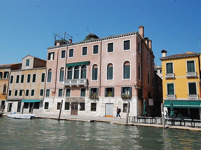 I det gamle, smukke og historiske lille lejlighedshus ligger denne 3-værelses lejlighed til 4 personer i centrum af Venedig, i distriktet Cannaregio.