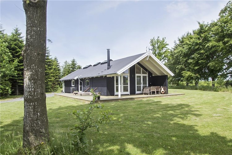 Dette ekstremt flotte sommerhus til 6 personer ligger i området "Stinesminde" ved Mariager Fjord, som er det mest idylliske område, man kan finde i Nordjylland.