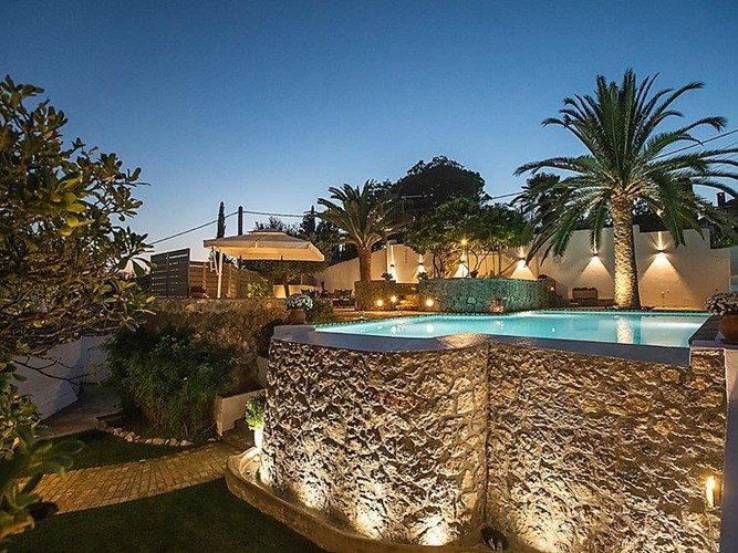 Luksuriøs 5-værelses villa "Arhontiko"på 2 etager til 8 personer beliggende i Kerkira med udendørs pool.